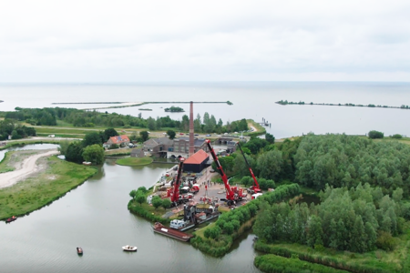 Bucket dredger hoisted