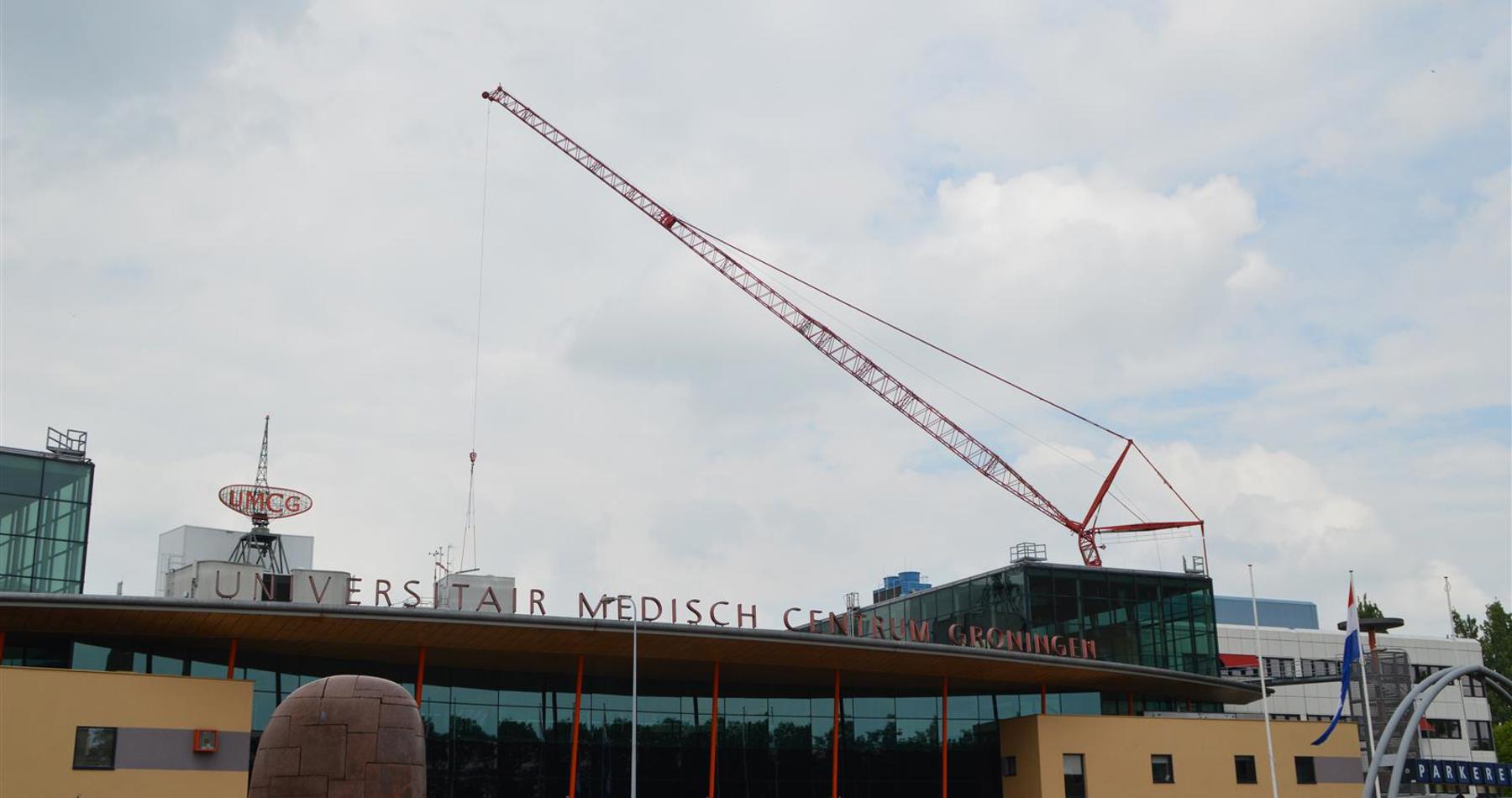 500-tonne crane in action at the UMCG in Groningen