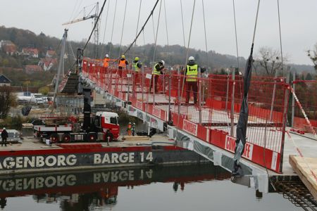 A surprising footbridge solution