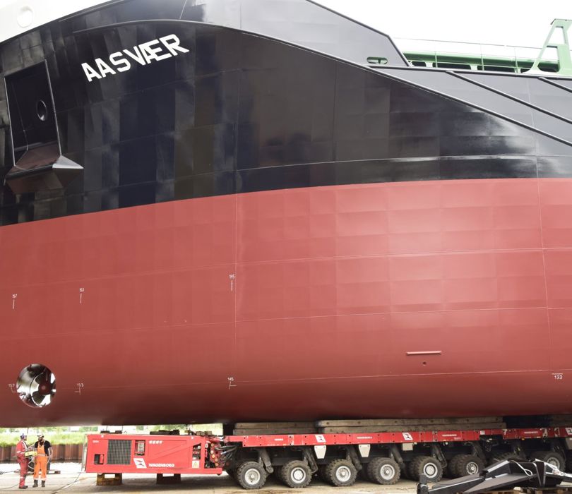 Overleg tijdens uitrijden voorschip met SPMT - Bodewes